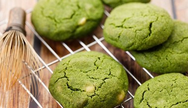 Wyglądają średnio, ale smakują genialnie. Zielone ciastka mocy z niespodzianką
