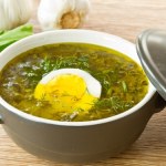 Wyglądają zwyczajnie, a w smaku przypominają cytrynowy szpinak. Możesz dodać do zupy lub zrobić pesto