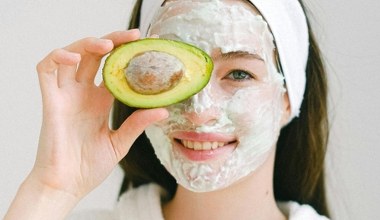 Wygładź cerę dojrzałą maską z awokado i oleju z pestek winogron