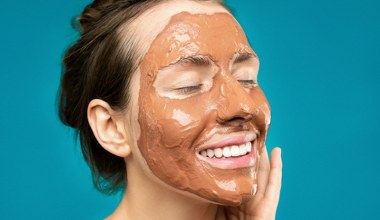 Wygładź drobne zmarszczki słodką maseczką z kakao, jogurtu i miodu