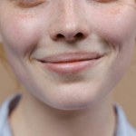 Wygładź i rozjaśnij usta domową maseczką. Wystarczy, że wymieszasz mleko, miód i olej