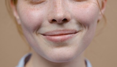 Wygładź i rozjaśnij usta domową maseczką. Wystarczy, że wymieszasz mleko, miód i olej