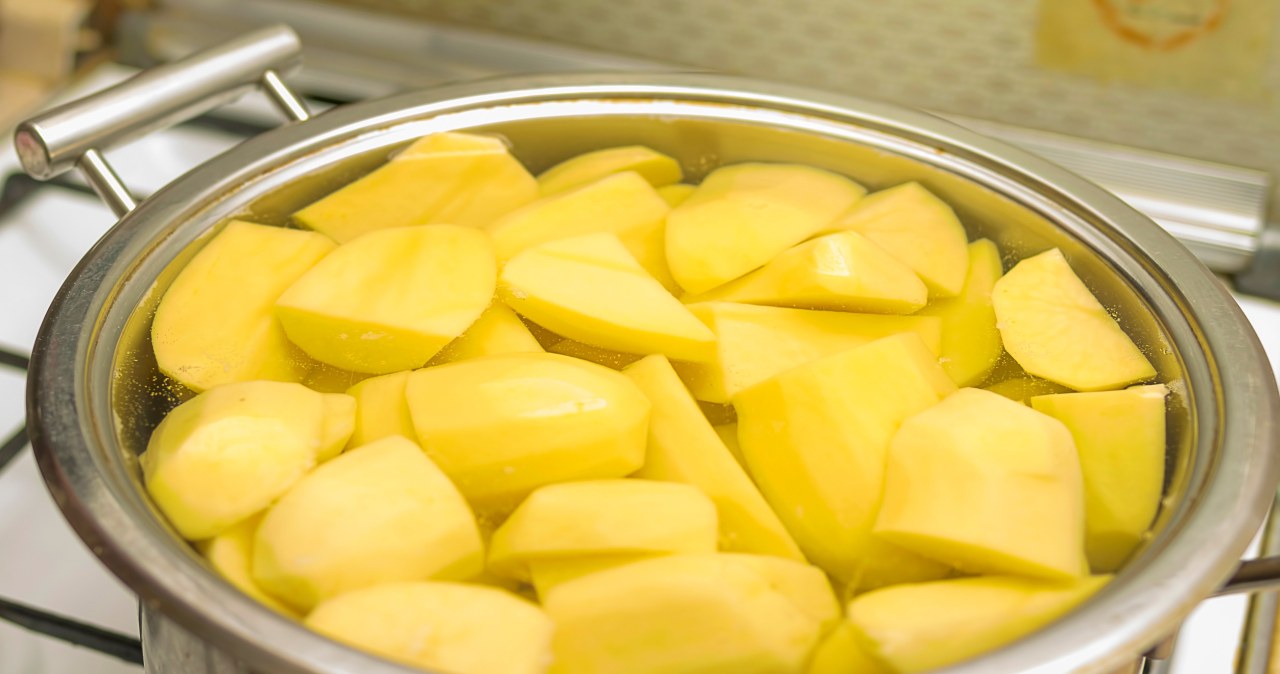 Wygładź i zmiękcz dłonie wodą po gotowaniu ziemniaków w 10 minut /VIZLAND /123RF/PICSEL