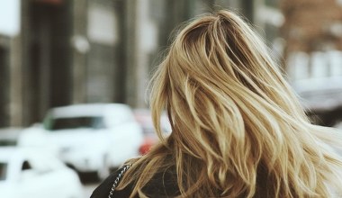 Wygładź matowe i puszące się włosy. Wystarczy połączyć dwa kuchenne składniki