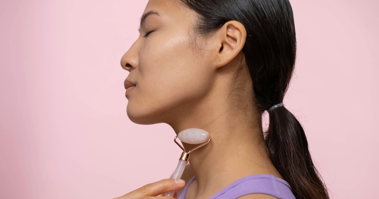 Wygładź owal twarzy dzięki masażowi szyi w 5 minut dziennie /Ron Lach /pexels.com