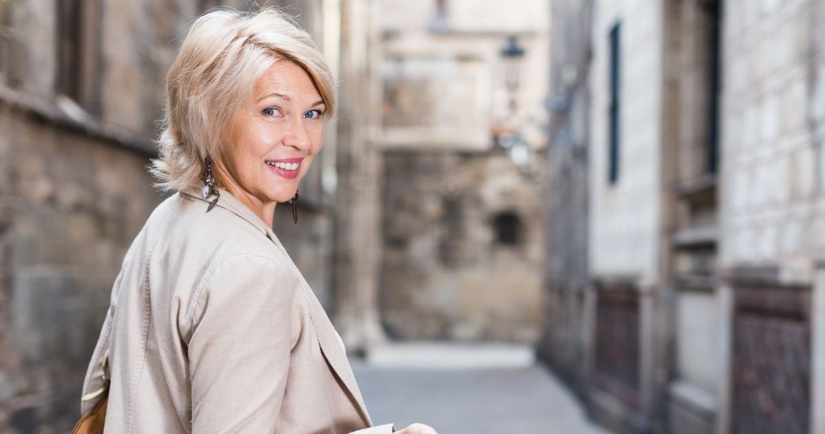 Wygładź pierwsze siwe włosy i wzmocnij je prostą rutyną pielęgnacji /CanvaPro /INTERIA.PL