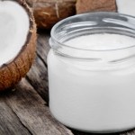 Wygładź skórę domowym masażem z olejem kokosowym i ujędrnij uda