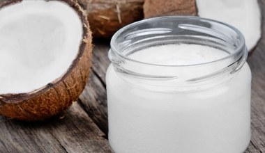 Wygładź skórę domowym masażem z olejem kokosowym i ujędrnij uda