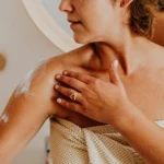 Wygładź skórę ramion kuracją z kwasem mlekowym. Potrzebujesz tylko 3 kroki i 14 dni 