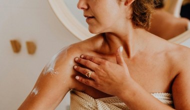 Wygładź skórę ramion kuracją z kwasem mlekowym. Potrzebujesz tylko 3 kroki i 14 dni 