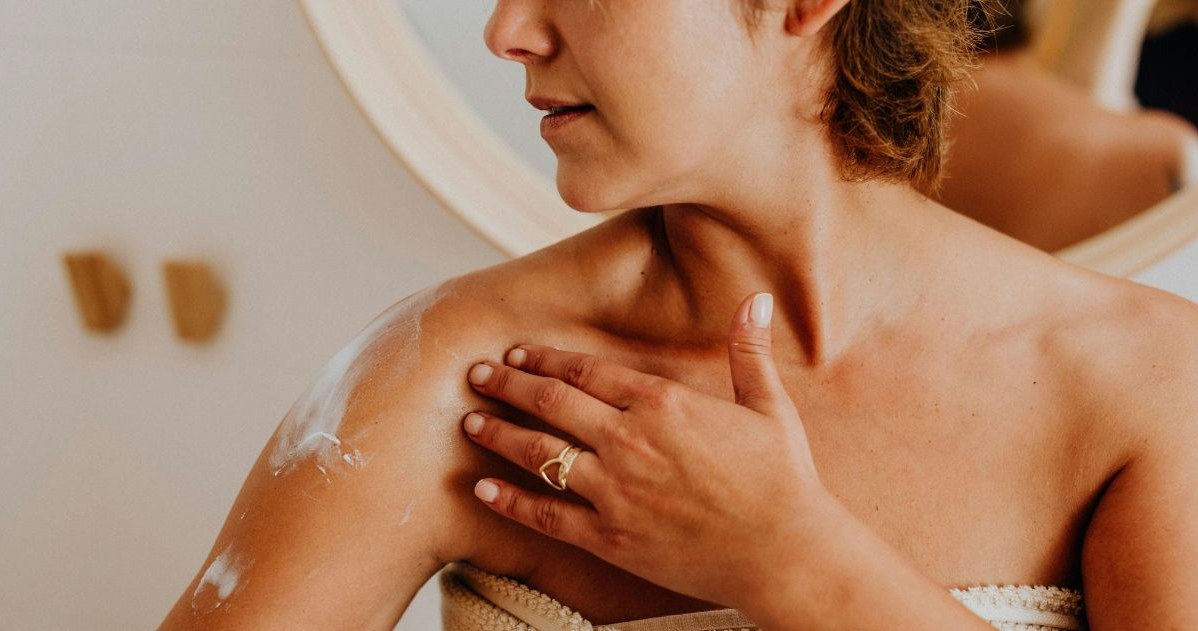 Wygładź skórę ramion kuracją z kwasem mlekowym w 3 krokach /Canva Pro /INTERIA.PL