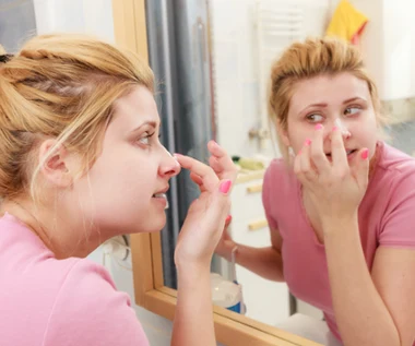 Wygładza cerę i rozjaśnia przebarwienia. Wystarczy kilka listków i owoc, który masz w lodówce 