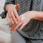Wygładza i wybiela przebarwienia. Najlepszy składnik kremu do rąk dojrzałych