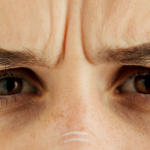 Wygładzisz lwią zmarszczkę bez botoksu. Działa na skórę, gdy śpisz