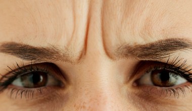 Wygładzisz lwią zmarszczkę bez botoksu. Działa na skórę, gdy śpisz