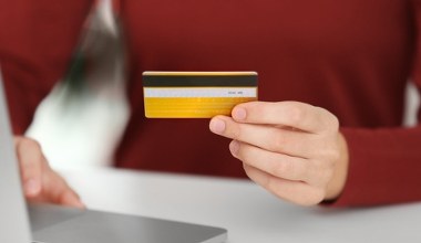 Wygoda, ale i ryzyko. Sprawdź, jak działa karta kredytowa, żeby nie przepłacić