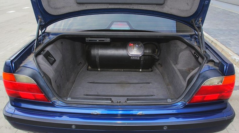 Wygodny dostęp do bagażnika. Pojemność 500 l sprawia, że nawet jeśli ogranicza go zbiornik na LPG i tak pozostaje sporo miejsca na bagaże. Pod podłogą – pełnowymiarowe koło zapasowe. /Motor