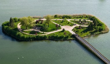 Wyjątkowa atrakcja na środku zalewu. Polska Arkadia zachwyca też jesienią