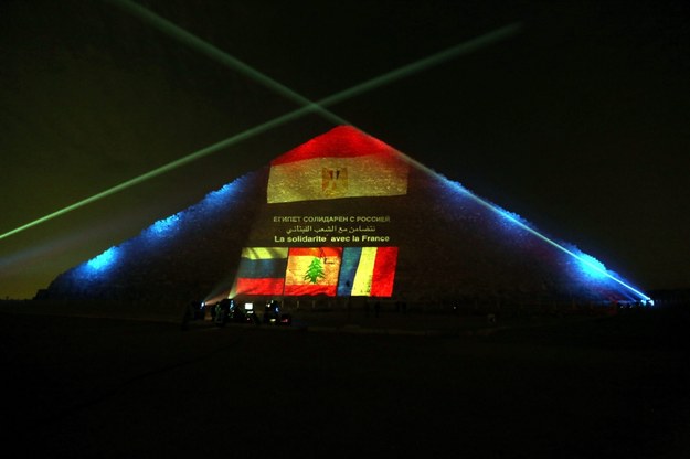 Wyjątkowa iluminacja na piramidzie Cheopsa /PAP/EPA/KHALED ELFIQI /PAP/EPA