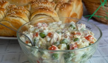 Wyjątkowa sałatka na Boże Narodzenie. W tym roku zrobisz zamiast jarzynowej