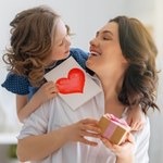 Wyjątkowe prezenty na Dzień Mamy w Empiku. Sprawdź, co kupisz od 29,99 zł
