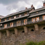 Wyjątkowe schronisko na skalnym urwisku. Szlak wiedzie przez imponujący most