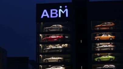 Wyjątkowy automat z... luksusowymi samochodami. Robi wrażenie!