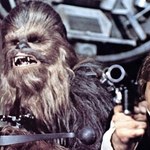 Wyjątkowy kolędnik, czyli Chewbacca z "Gwiezdnych wojen" śpiewa "Cichą noc"