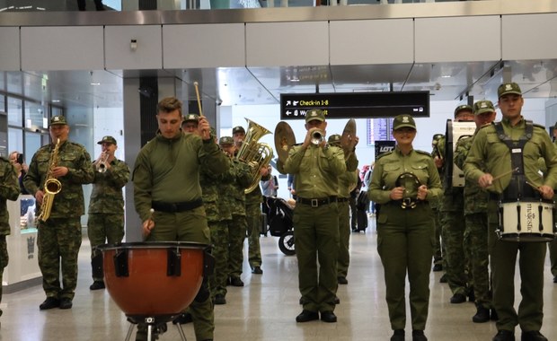 Wyjątkowy koncert orkiestry straży granicznej na lotnisku w Balicach 