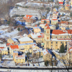 Wyjątkowy punkt widokowy w Sudetach. Malownicze miasteczko jak na dłoni