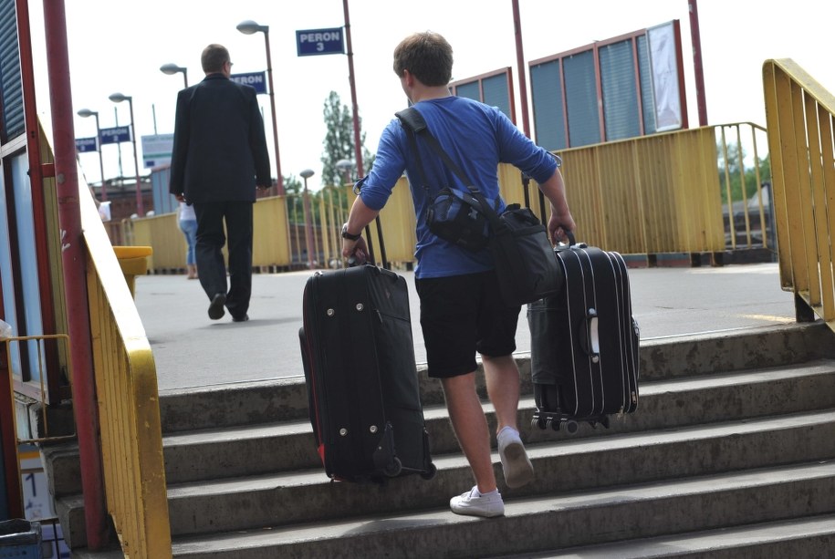 Wyjazdu wakacyjnego nie planuje 58 proc. Polaków, a 32 proc. szykujących się na urlop, zamierza spędzić go w kraju /	Marcin Bielecki   /PAP