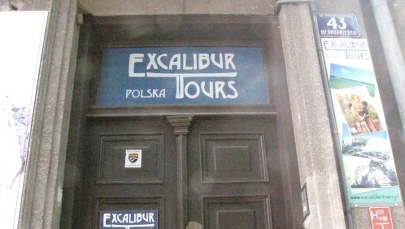 Wyjechali do Paryża, ale biuro nie opłaciło im pobytu