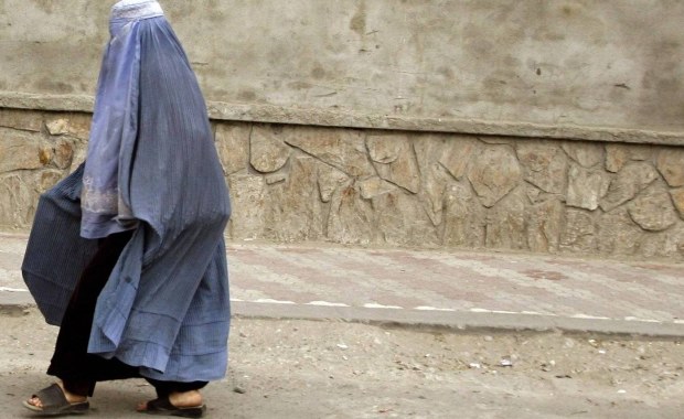 Wyjęła karabin spod burki i zaczęła strzelać. Tajemnicza napastniczka sieje postrach wśród ISIS