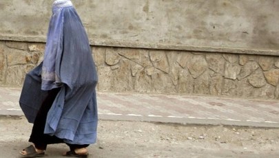 Wyjęła karabin spod burki i zaczęła strzelać. Tajemnicza napastniczka sieje postrach wśród ISIS