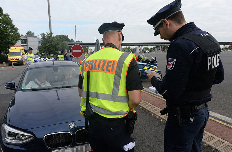 Wyjeżdżając z Polski koniecznie trzeba zabrać dokumenty /AFP