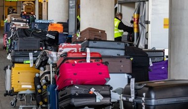 Wyjeżdżasz na urlop z bagażem rejestrowanym? Jeśli nie chcesz mieć kłopotów, unikaj walizek w tym kolorze