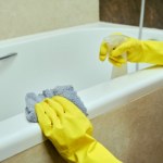 Wyjmij z apteczki i umyj wannę. Będzie czysta jak szwajcarskie jezioro