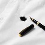 Wyjmij z kosmetyczki i spryskaj ubranie. Plamy z długopisu znikną w mgnieniu oka