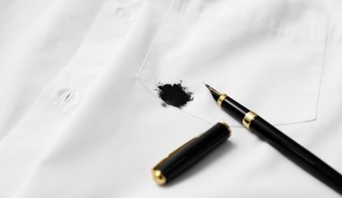 Wyjmij z kosmetyczki i spryskaj ubranie. Plamy z długopisu znikną w mgnieniu oka