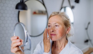 Wyjmij z kuchennej szafki i nałóż na twarz. Wyprasujesz zmarszczki jak żelazkiem 