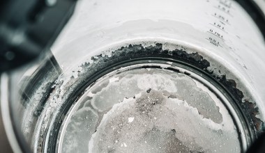 Wyjmij z szafki i wsyp do czajnika. Pozbędziesz się kamienia co do cna