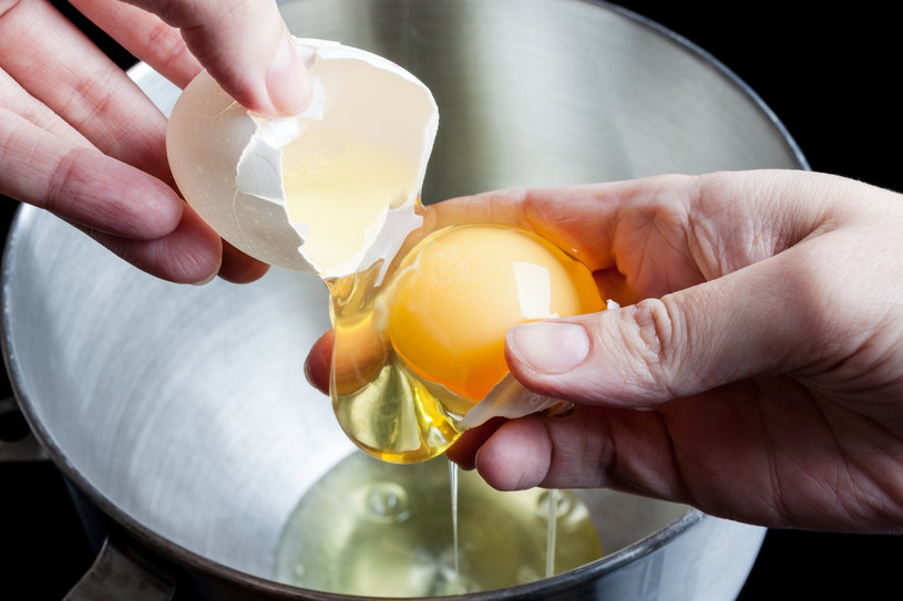 Wyjmujesz jajka z lodówki i od razu zaczynasz ubijać białko? To częsty błąd /123RF/PICSEL