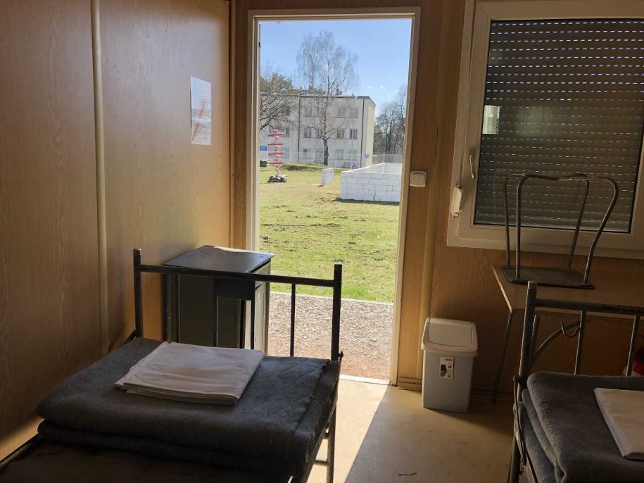 Wyjście z kontenera, w którym mieszkają żołnierze w czasie szkolenia w Centrum Przygotowań do Misji Zagranicznych /RMF FM