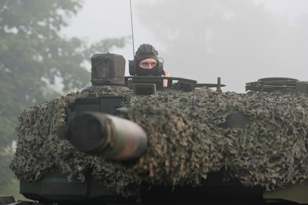 Wyjście z koszar do rejonu działań kompanii czołgów LEOPARD 2A4 z 10 Brygady Kawalerii Pancernej ze Świętoszowa na ćwiczenia Noble Jump /Lech Muszyński /PAP