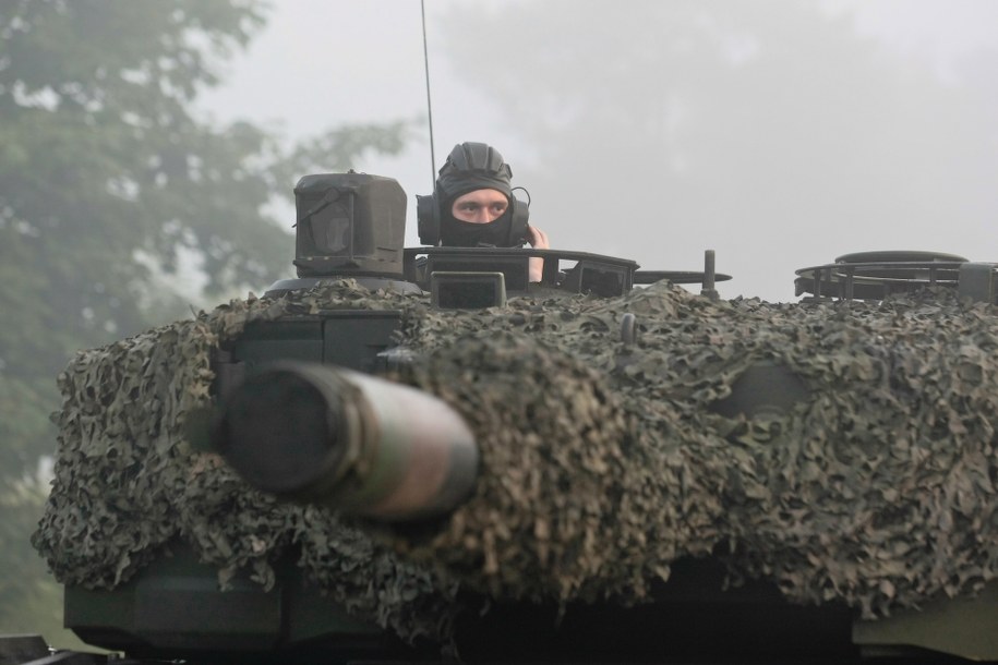 Wyjście z koszar do rejonu działań kompanii czołgów LEOPARD 2A4 z 10 Brygady Kawalerii Pancernej ze Świętoszowa na ćwiczenia Noble Jump /Lech Muszyński /PAP