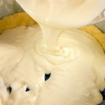 Wykładam borówki na ciasto i zalewam masą budyniową. Szybki deser na weekend