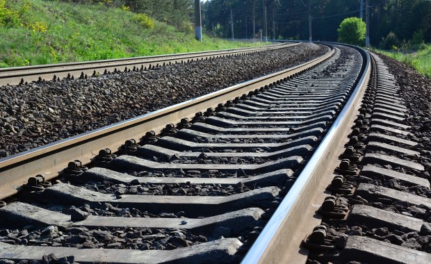 Wykoleiło się sześć wagonów pociągu towarowego. Służby na miejscu