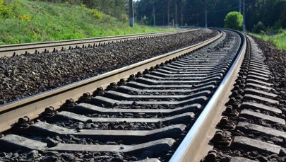 Wykoleiło się sześć wagonów pociągu towarowego. Służby na miejscu