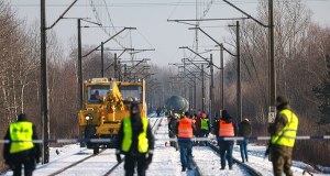 Wykolejenie pociągu na Mazowszu. Skomplikowana akcja podnoszenia wagonów 