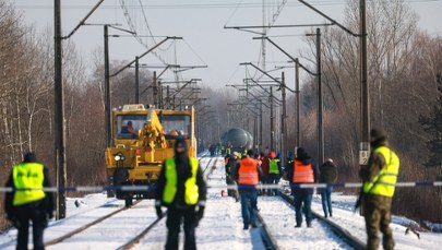 Wykolejenie pociągu na Mazowszu. Skomplikowana akcja podnoszenia wagonów 